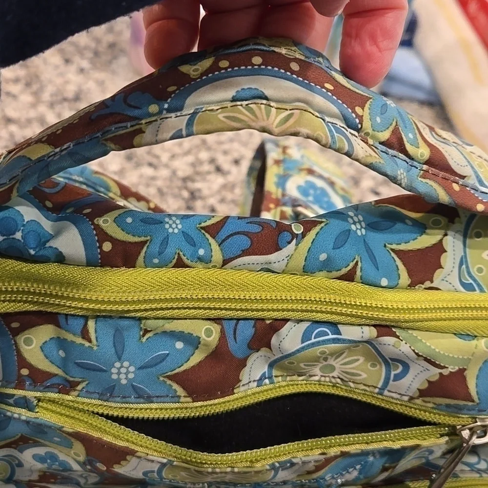 JU JU BE BACKPACK DIAPERBAG WITH CHANGING PAD. PAISLEY AND FLORAL.